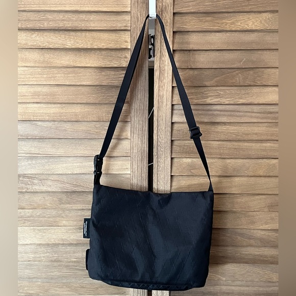 Dakine purse. Black Crossbody Bag. Durable. - Picture 2 of 8